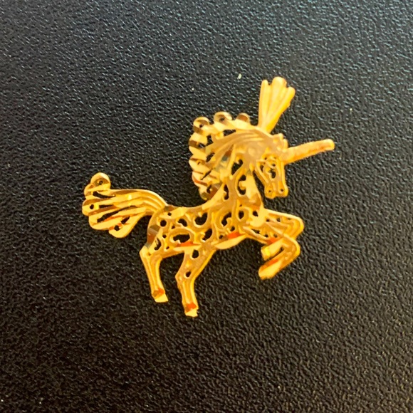 Vintage 14k unicorn charm. Filigree & Diamond cut design. Whimsical charm - Picture 3 of 7
